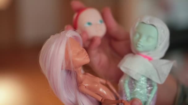 Bambola personalizzata. Modelli prima delle bambole riverniciature e personalizzazione. — Video Stock