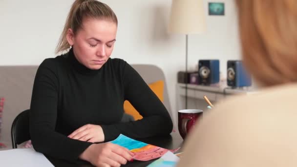 Η γυναίκα κλαίει κατά τη διάρκεια της ψυχοθεραπείας, σκουπίζει τα μάτια της με τα χέρια της — Αρχείο Βίντεο