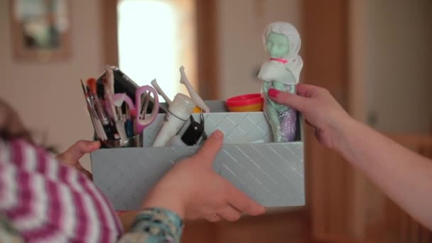 Individuelle Puppe. Puppen übermalen und personalisieren. Hand mit Modell aus der Werkzeugkiste. — Stockvideo