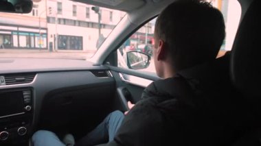 Taksi şoförü yolcu koltuğunda el kol hareketi yapıyor.. 