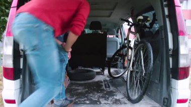 Bagaj yükleyicisinden posta kutusu boşaltılıyor.