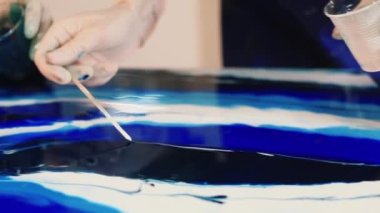 Serbest ifade ustası yaratıcı hayal gücü sıvı boya sert yüzeyinde çalışıyor