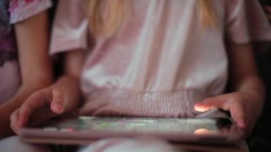 İnternetten ders verme oyunu. Eğlenceli sanal sınıf oyunları ve aktiviteleri kullanarak.