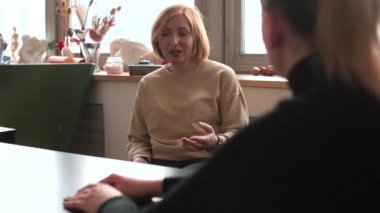 Uzman, bir insanın duygusal sorunlarını duyacak. Hasta terapisi. 