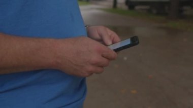 Sokakta telefonu kullanan erkek elleri. LTE İnternet 'te mobil uygulama kullanılıyor.