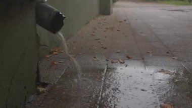 Su, evdeki fırtına sisteminin asfalt çalışmasına akıyor.. 