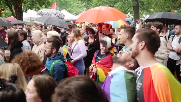 Community having fun at a concert in the rain Focus of attention group people. — Stock Video