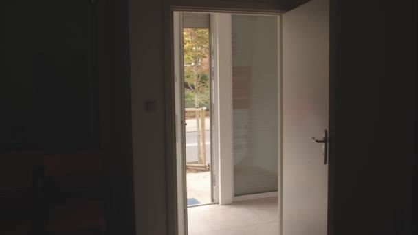 Calle de la puerta de la habitación oscura. Los coches conducen por la carretera. Ventilación de la habitación — Vídeos de Stock