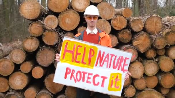 Muž pracovník má plakát nápis pomoci chránit přírodu lesní zachování — Stock video