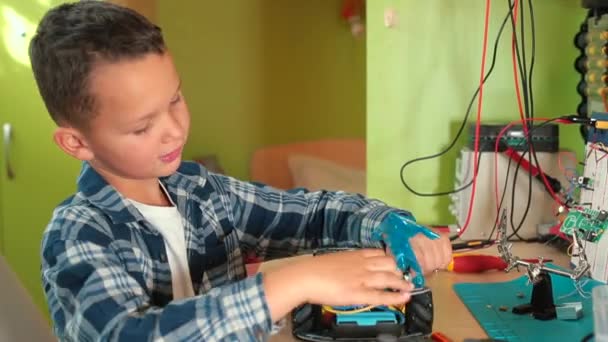 Teenager-Hände bei Reparaturen von Schreibmaschine abgeschnitten Werkzeuge nutzen. — Stockvideo