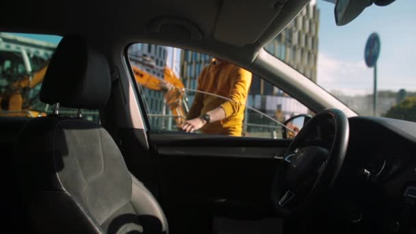 En manlig taxichaufför sätter sig i bilen. Rörelsens början. — Stockvideo