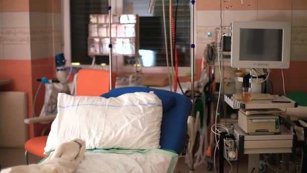 Пустая кровать в палате больницы. Оборудование для электронного мониторинга здоровья. — стоковое видео