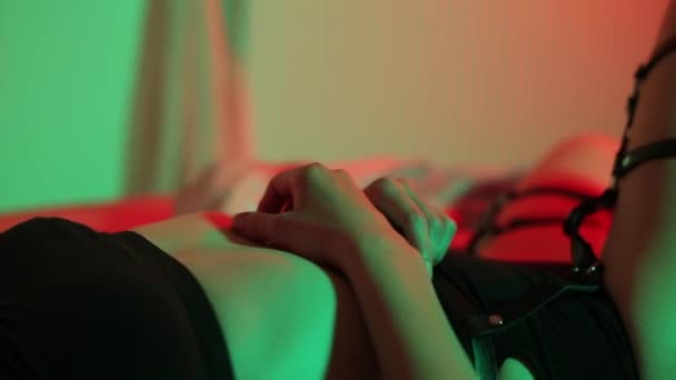 Κοντινό πλάνο του χεριού γυναίκα ενώ κοιμάται στο κρεβάτι. Ομαλές κινήσεις σε κατάσταση υπνηλίας — Αρχείο Βίντεο