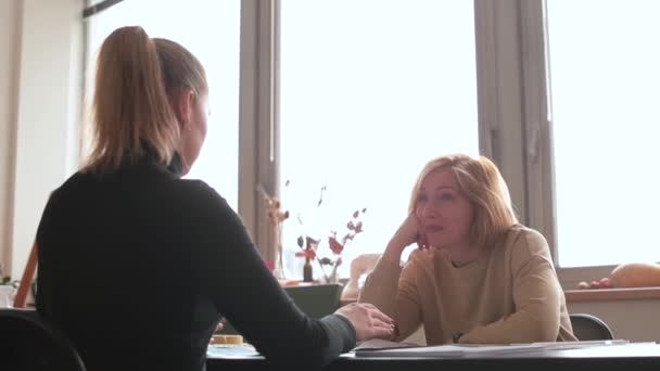 女性は仕事から休憩中にテーブルを分解彼らはメッセージを交換するゴシップを行う — ストック動画