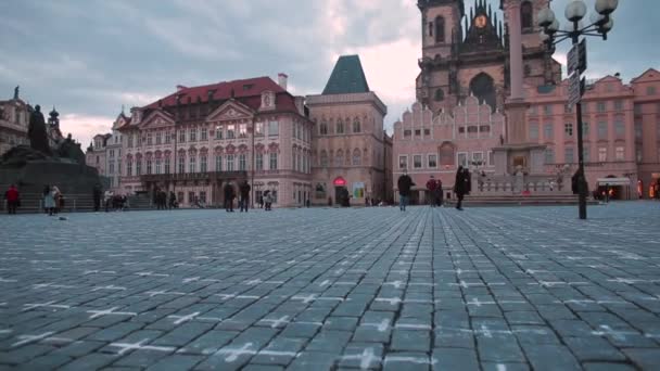 布拉格地面上的广场上画着十字。Coronavirus的高死亡率. — 图库视频影像