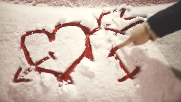 Фінґер пише на сніговій фразі, що я люблю тебе поряд з намальованим серцем. День святого Валентина. — стокове відео