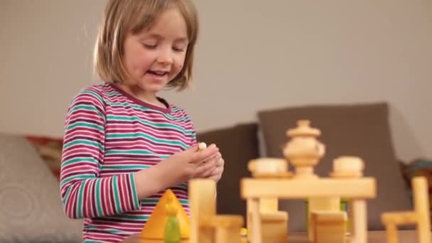 Fokus Mädchen Aufmerksamkeit im unabhängigen Spiel Freude an kreativen Spielsteinen Tisch — Stockvideo