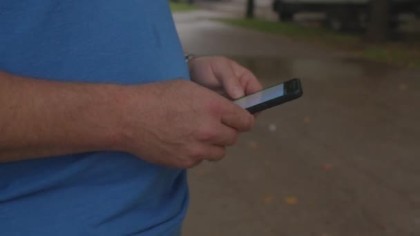Manos de hombre usando el teléfono en la calle. Uso de la aplicación móvil en Internet LTE. — Vídeo de stock