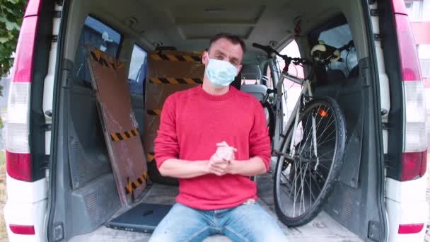 Bagaj vagonunda oturmuş karantina hareketleri hakkında konuşurken yüz maskesi takan video blogcusu — Stok video