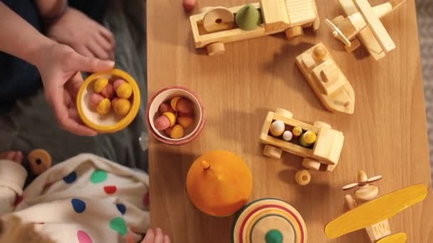 Креативные экодеревянные игрушки для детей из органического дерева. Экологичная игрушка. — стоковое видео