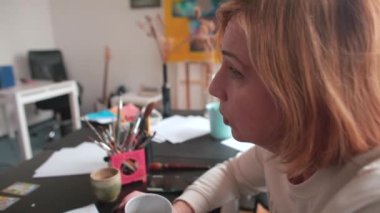 Kadın psikoterapi seansı psikoloğu hasta gibi görünüyor.