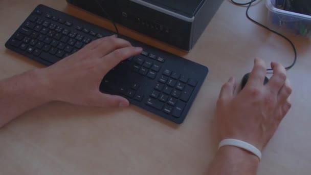 Le mani dei lavoratori usano tastiera e tavolo del mouse. Computer di controllo delle applicazioni. — Video Stock