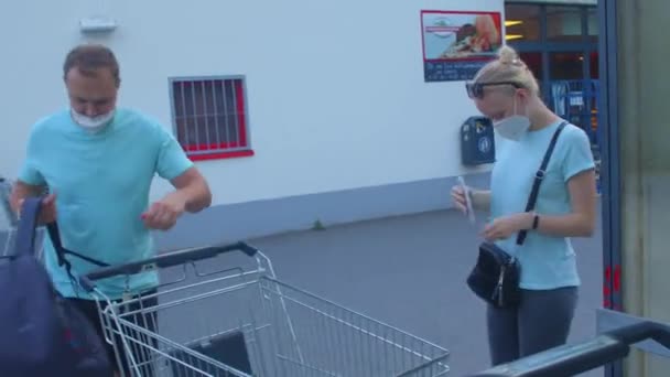 Han tog en korg för shopping, med handen han inbjuder entré till butiken. — Stockvideo