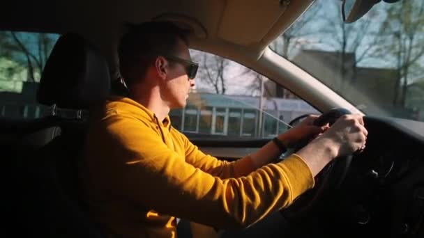 Föraren av bilen plockar upp telefonen Det slår upp adress med hjälp av navigering i appen — Stockvideo