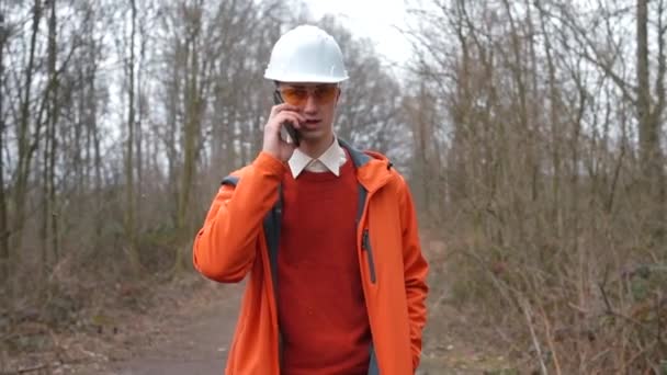 Yönetici ormanda telefonla konuşuyor. Bir iş planı üzerinde görüşüyor.. — Stok video