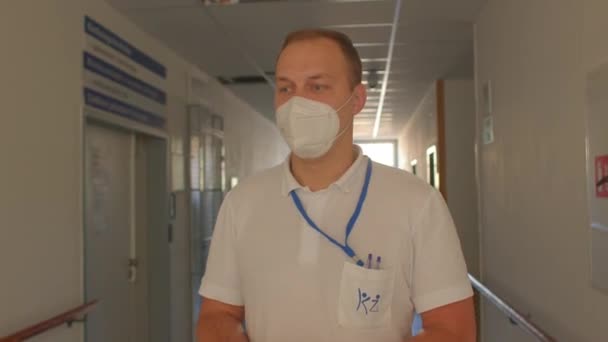 Uomo maschera parla informazioni occhi telecamera trasferendo informazioni zona di quarantena — Video Stock