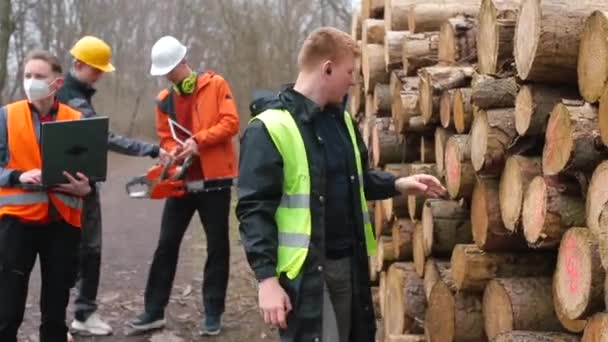 Eine Gruppe Waldarbeiter stellt ausgewählte Holzverarbeitungspunkte her — Stockvideo