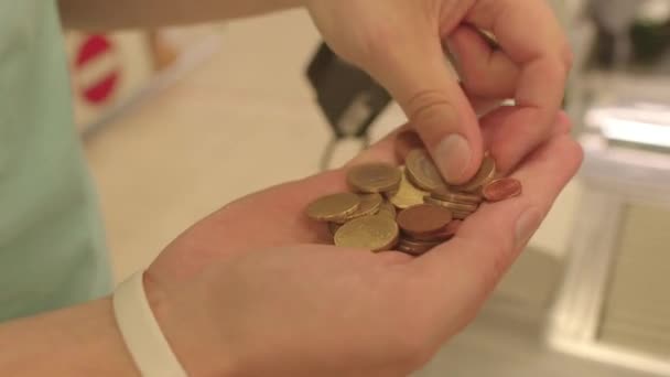 Gros plan sur les pièces en euros dans la paume. Action ou processus de paiement. Culture financière — Video