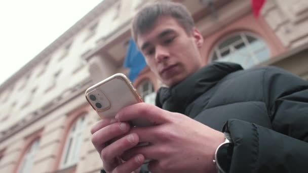 Homem usa mãos de telefone edifício de entrada Serviço de táxi Chamada Escrito — Vídeo de Stock