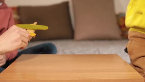 Händerna lekte med träplan på bordet. Flytta med leksaker. — Stockvideo