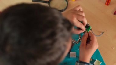 Üst görüşlü çocuk elektrikli aletlerin detaylarını mikro devre yapar.. 