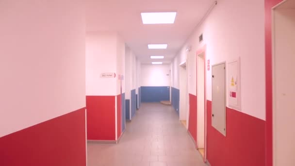 Mouvement de la caméra couloir de bâtiment vide. Tunnel de connexion entre les bâtiments. — Video