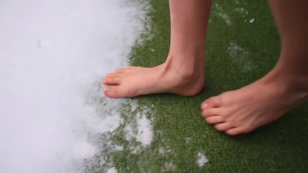 Steps snow bare feet Investigation temperature difference using perception — Stock Video