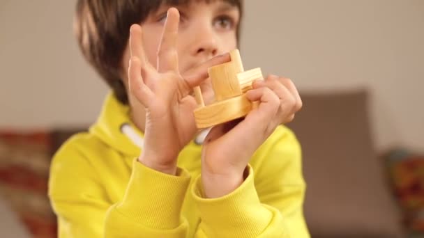 Tastuntersuchung Holzobjekt von Psychologe Kind berührt, erzählt Gefühle — Stockvideo