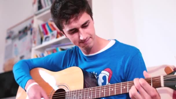 Konzentriertes Gitarrespielen. Musikstudium zu Hause in Selbstisolierung. — Stockvideo