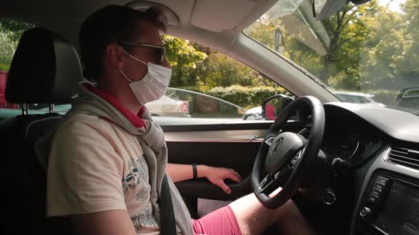 Respiración de aire fresco para el coche conductor. Abre la ventana, quita la máscara de la cara — Vídeos de Stock