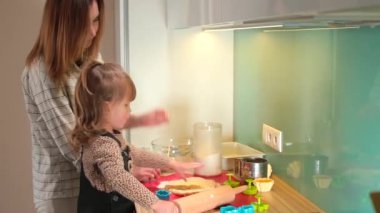 Annem para kazanıyor. Kızım un döküyor. Birlikte yemek yapmak..