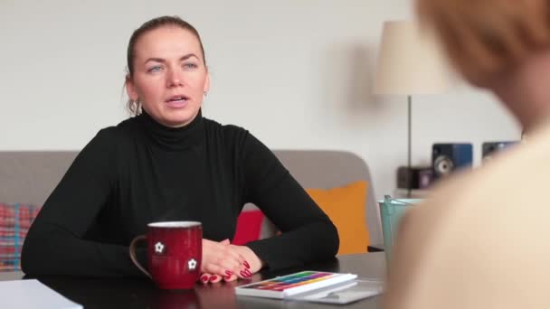 Menina roupas pretas conversando com sala de psicólogo Ela discute problema mental — Vídeo de Stock