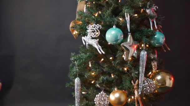 Chlapec zdobí vánoční stromek. dovolená atmosféra — Stock video