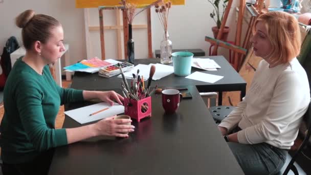 Twee vrouwen praten terwijl ze aan tafel zitten op kantoor Psychotherapie sessie. — Stockvideo