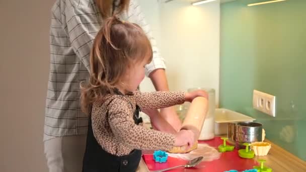 Mamma och dotter gör kakdeg. Rumpade händer, tillaga mjöl. — Stockvideo