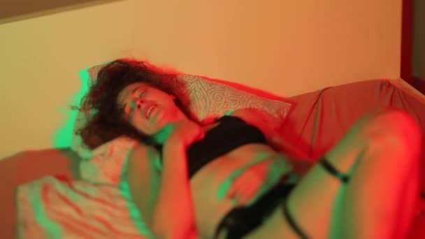 Mulher chora de noite em seu sono Alojamento PMS sentimentos em harmonias mulheres — Vídeo de Stock