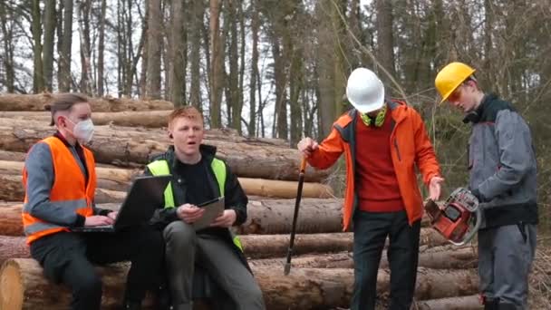 De conflictsituatie van werknemers bij houtkap. De manager schreeuwt de werknemer — Stockvideo
