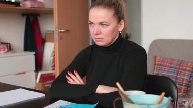 Hasta ve psikologla görüşme masası. Zihinsel sorunlar hakkında konuşuyorlar..