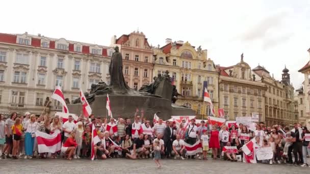 Akce solidarity běloruské diaspory, Praha. Použít bílé-červené-bílé symboly — Stock video