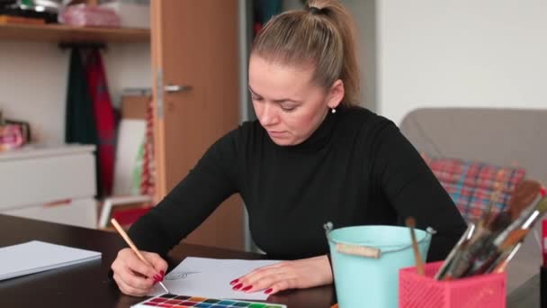 Mujer dibuja dibujo sobre papel Arte terapia en la mesa Relajación psique humana — Vídeos de Stock